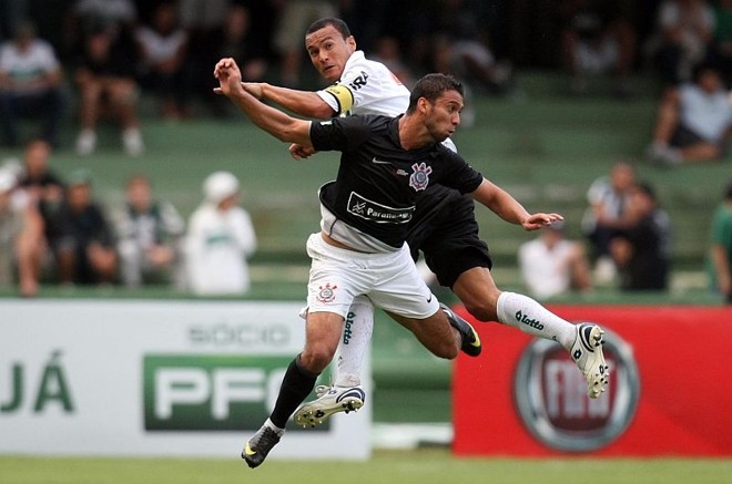 Jéci e Willian disputam lance pelo alto: jogador do Corinthians se limitou a arremates de longa distância | 