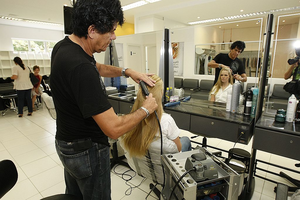 O cabeleireiro Sílvio Soares trata os fios loiros com hidratação e cauterização para tirar o tom esverdeado | Marcelo Elias/Gazeta do Povo
