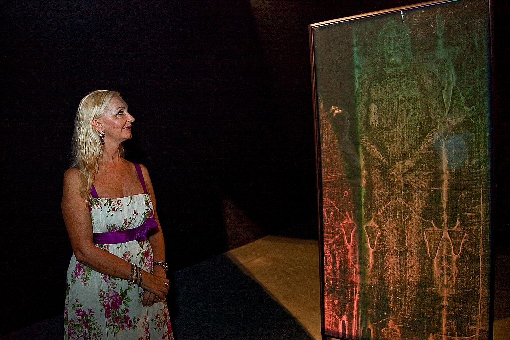 Vânia Dalmaz contempla o holograma em tamanho natural, uma das peças mais impressionantes da exposição Quem é o Homem do Sudário, que teve avant- première ontem no Shopping Palladium, com a presença do arcebispo dom Moacyr Vitti. Hoje, às 20 horas, o shopping promove o coquetel de abertura para convidados | Naideron Jr.