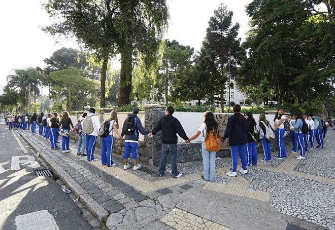 Os estudantes deram um abraço no Colégio Estadual | Aniele Nascimento/Agência de Notícias Gazeta do Povo