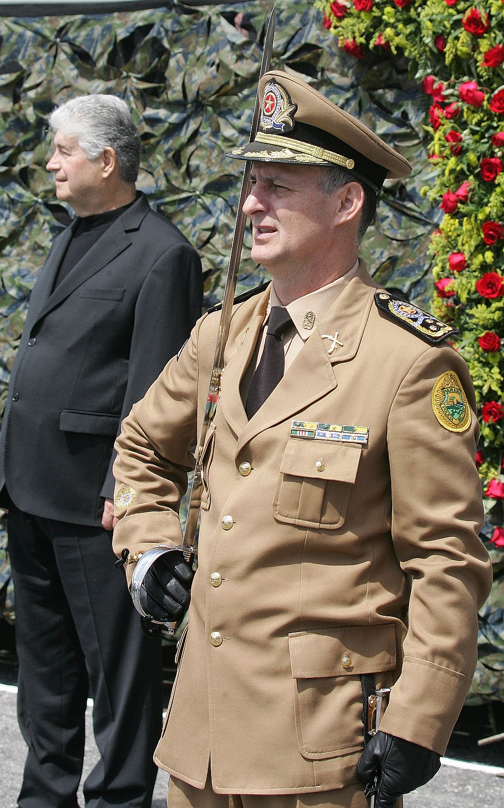 Roberto Requião e policial militar: projeto prevê que quatro PMs ficariam à disposição do governador em todo o país e no exterior | Daniel Castellano/ Gazeta do Povo