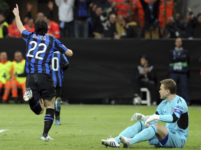 Diego Milito corre para comemorar o único gol da partida, enquanto o goleiro Akinfeev apenas observa | Paolo Bona/ Reuters
