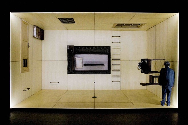 Não sobre o Amor: projeções, cenário, luz e texto em harmonia | 