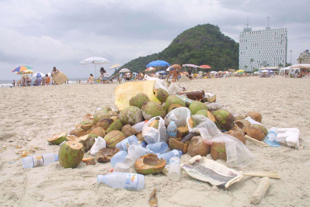 Lixo na areia de Caiobá: na última temporada, apenas um a cada 30 quilos do lixo descartado no litoral do Paraná foi reciclado | Aniele Nascimento/Arquivo Gazeta do Povo