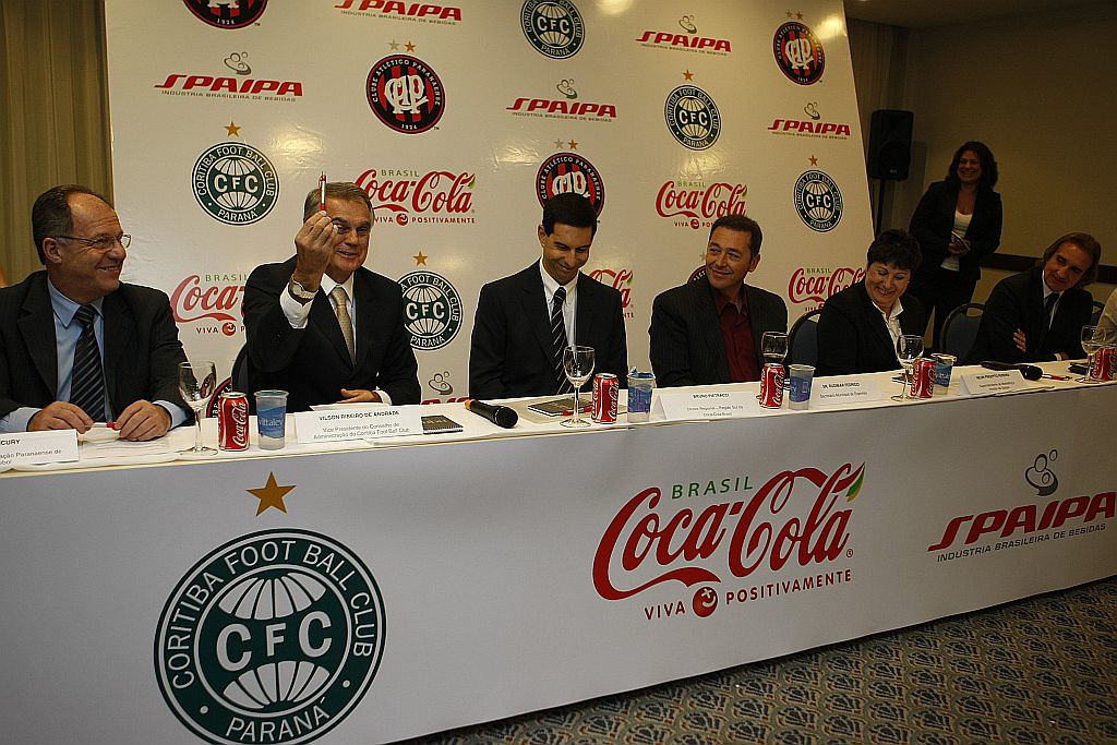 Executivos da Coca-Cola e dirigentes de Coritiba e Atlético participam da assinatura do acordo conjunto | Aniele Nascimento/ Gazeta do Povo