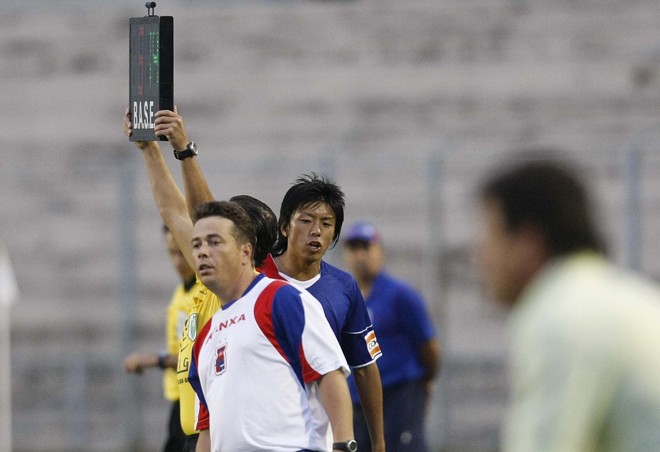 O japonês Yohei foi atração a parte neste domingo. Ele estreou no Paraná e no futebol brasileiro | 