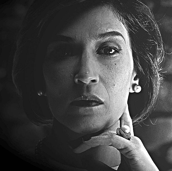 Encarnando Clarice Lispector, a atriz Beth Goulart se expõe no palco, falando de suas dores e do seu processo criativo | Fabian/Divulgação