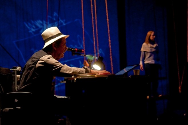 A densidade da peça é quebrada por comentários tristes e irôricos de Paulo José, que também dirige o espetáculo |