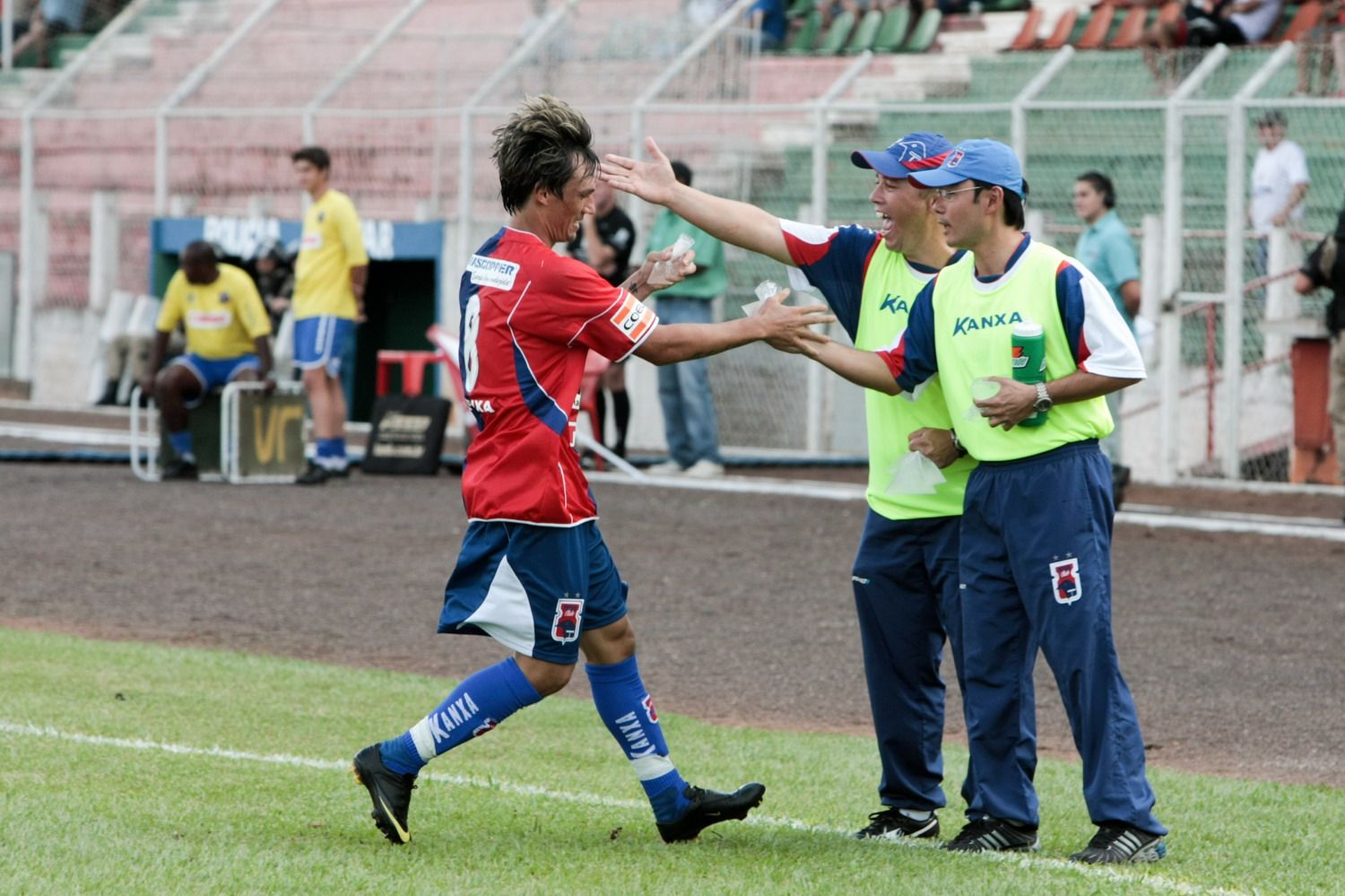 João Paulo corre para o banco de reservas para comemorar o primeiro gol do Paraná no 14 de Dezembro | Cesar Machado / Vale Press
