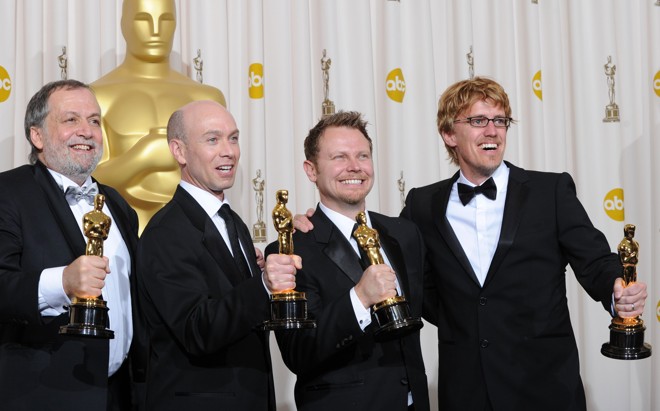 Joe Letteri, Stephen Rosenbaum, Richard Baneham e Andrew R. Jones comemoram o Oscar de melhores efeitos visuais por