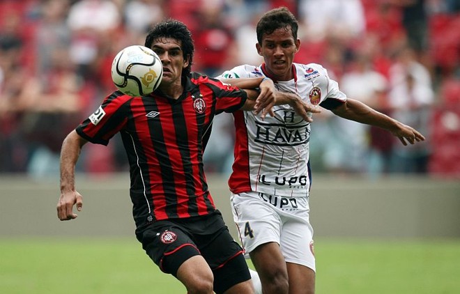 Pepe Toledo enfrenta Rodrigo: zagueiro fez recuo que resultou no primeiro gol, marcado pelo argentino |