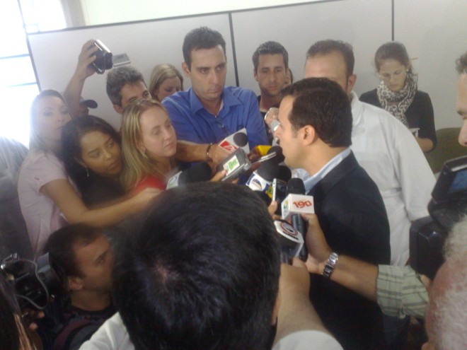 Secretario Luiz Fernando Delazari concedeu entrevista coletiva para tratar da investigação do caso da morte do prefeito de Rio Branco do Sul |