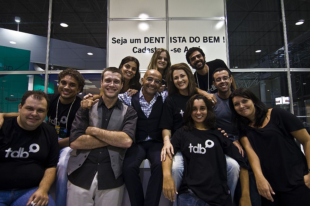 Dentistas do Bem - A ONG Turma do Bem participou do congresso para angariar mais voluntários. Os Dentistas do Bem, como são conhecidos, fazem parte de um grupo espalhado por todo o país que atende crianças carentes de até 18 anos. Os profissionais se cadastram e ficam responsáveis por fazer o tratamento completo de um paciente carente. Em Curitiba existem 65 voluntários cadastrados. A criança ou jovem precisa ser menor de idade e estar estudando na rede pública de ensino. Os dentistas que querem se cadastrar podem fazer pelo www.turmadobem.org.br | Divulgação