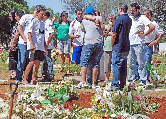 Enterro do atleta Robson Costa, 23 anos, ontem pela manhã, em Foz do Iguaçu | Roger Meireles