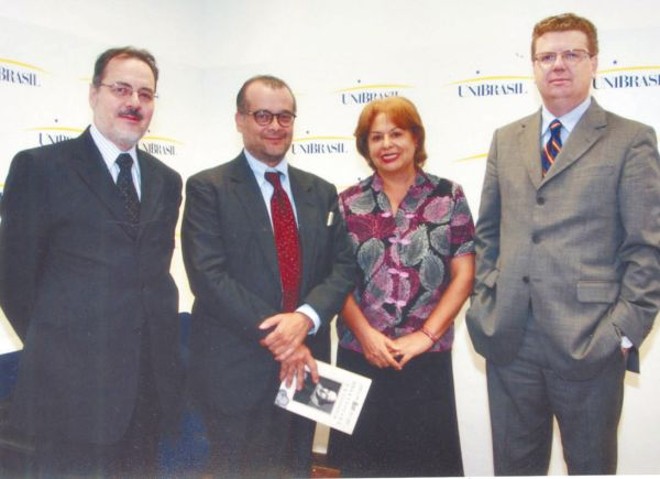 GUSTAVO FRANCO EM CURITIBA - A Unibrasil recebeu em Curitiba o economista e ex-presidente do Banco Central Gustavo Franco, que veio lançar na cidade seu livro Shakespeare e a Economia. Em auditório lotado, Franco falou sobre a relação da obra com o capitalismo e sobre aspectos da economia presentes da vida de Shakespeare, sendo muito aplaudido. O palestrante (segundo, da esquerda para a direita) foi recebido pelo diretor da Unibrasil, Sergio Ferraz de Lima, pela coordenadora do projeto Unibrasil Futuro, Wanda Camargo, e pelo presidente da instituição, Clémerson Merlin Cléve |