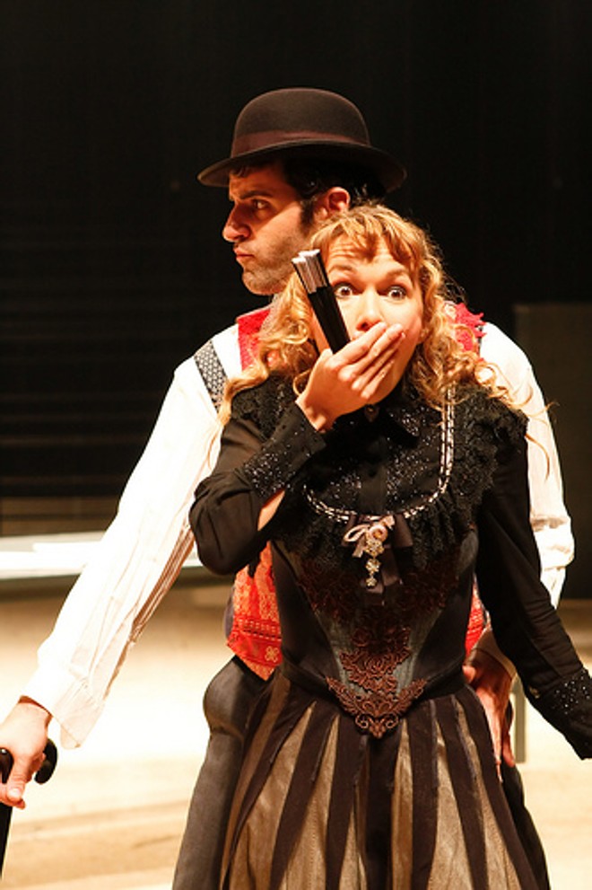 Atores em cena da peça Travesties |