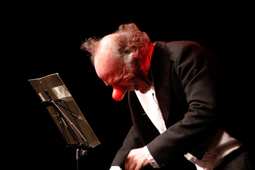 O palhaço Derek Scott, que já foi do Cirque du Soleil, é destaque do Mish Mash