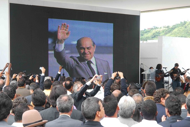 Telão mostra imagem de Tancredo Neves durante homenagem ao ex-presidente em Belo Horizonte, realizada no último dia 5 de março. Na ocasião foi inaugurado um centro administrativo do governo mineiro, batizado com o nome de Tancredo, que completaria o centenário neste ano |