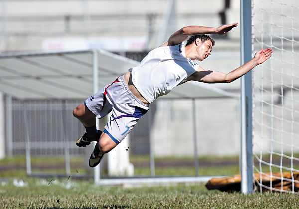 Marcelo Toscano brinca de goleiro durante treino na Vila Capanema: atacante vê jogo do ACP como impulso para quarta | Giuliano Gomes/ Gazeta do Povo