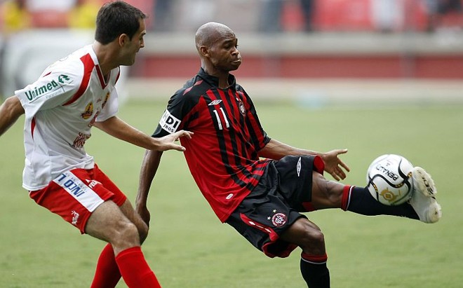 O meia Tartá teve chance como atacante de apoio na goleada do Furacão sobre o Vermelhinho | 