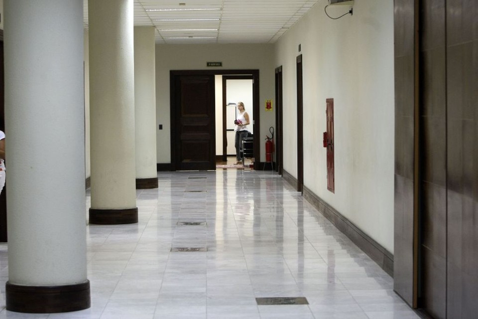 Funcionária de um dos gabinetes da Assembleia Legislativa do Paraná: ritmo de contratação foi alucinante | Albari Rosa / Gazeta do Povo