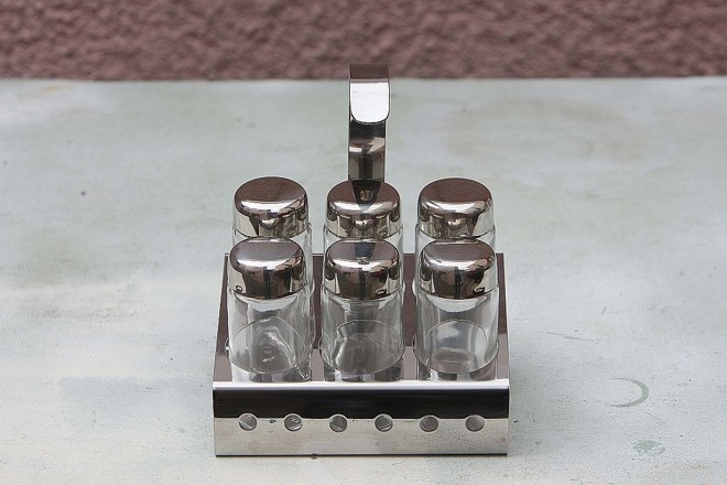 Conjunto de porta-temperos de inox que dá para levar para a mesa. R$ 136, na Freezer Point |