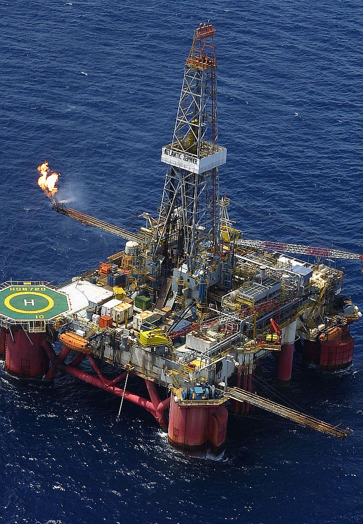 Plataforma que operava no campo de Coral, a 200 quilômetros da costa paranaense | Antonio Costa/Gazeta do Povo