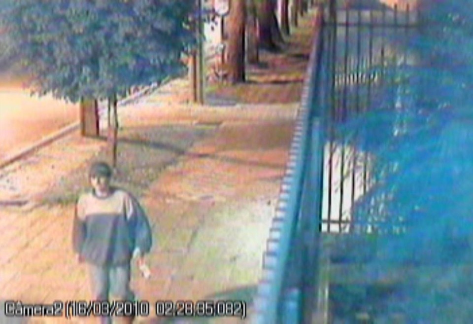 Rapaz aparece na imagem subindo a Rua Ângelo Sampaio por volta das 02h27 do dia 16 de março | Divulgação/Delegacia de Homicídios
