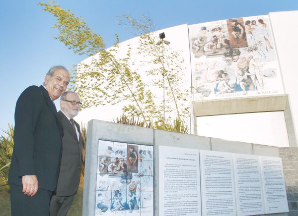 Antes de se despedir do cargo de reitor da Universidade Positivo e transmiti-lo ao vice, José Pio Martins, o professor Oriovisto Guimarães (à esq.) inaugurou ao lado do artista plástico Sérgio Ferro o painel na fachada de trás do Teatro Positivo Grande Auditório, ontem à tarde. A obra é inspirada nos quatro pilares filosóficos sustentados pelo Grupo Positivo: saber, ética, trabalho e progresso | Daniel Derevecki/Gazeta do Povo