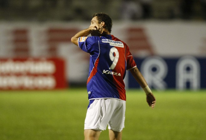 Toscano comemora gol paranista, bem no início da partida |