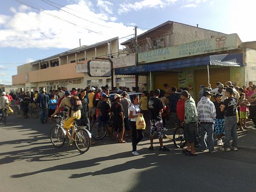 Crime contra adolescente no Cajuru reuniu diversos moradores na tarde desta terça-feira | Adriano Ribeiro / Gazeta do Povo