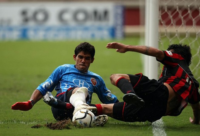 Javier Toledo tromba com Veloso: no lance, argentino fez fila e adiantou demais, permitindo recuperação do goleiro |