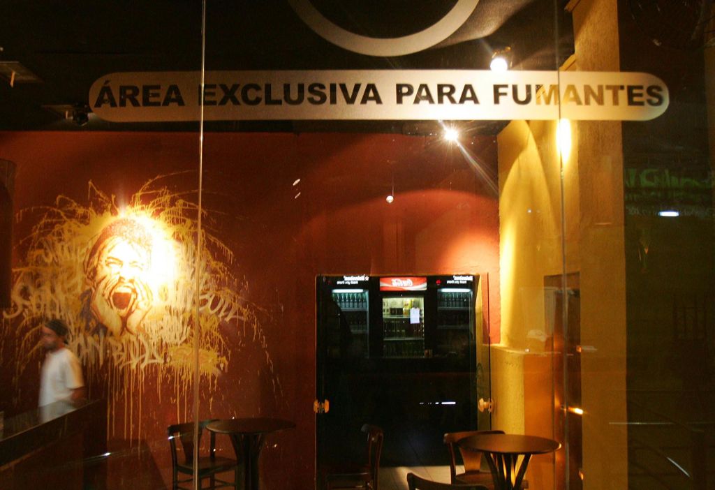 Fumódromo em Curitiba: um dos projetos no Senado permite área exclusiva apenas em locais com mais de 100m2 | Ivonaldo Alexandre/Gazeta do Povo