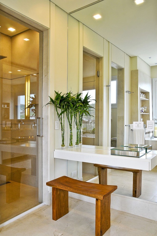 Débora Aguiar propôs um hall com espelho e bancada para maquiagem |