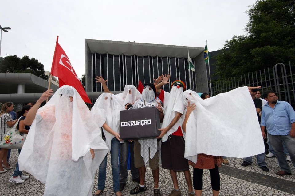 Manifestantes fantasiados de fantasma protestam em frente à sede da Assembleia: cadê a fantasminha? | Albari Rosa/ Gazeta do Povo