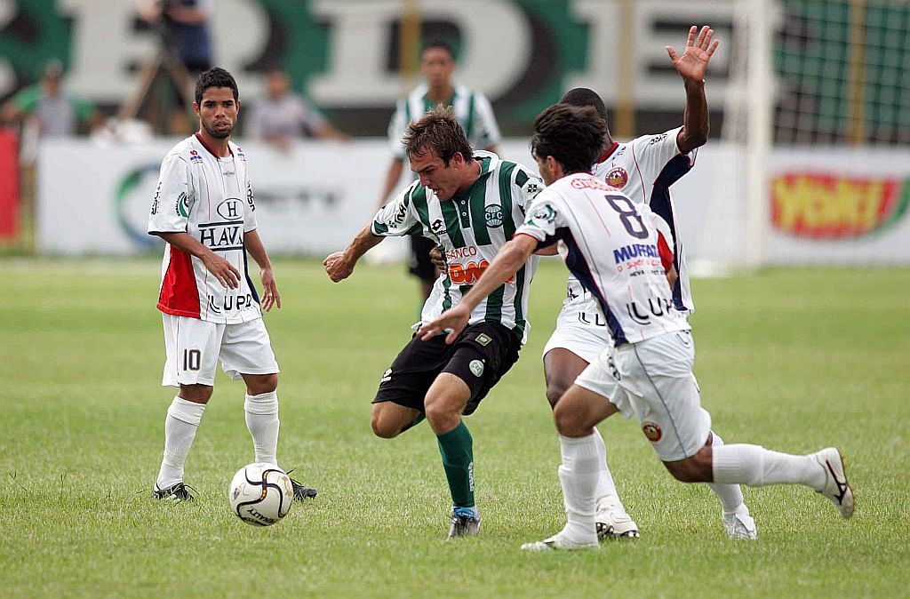 Esforçado, Willian foi um dos jogadores testados pelo técnico Ney Franco. O volante ajudou a defesa do Coritiba a segurar o zero a zero no placar, em Cascavel | Christian Rizzi/ Gazeta do Povo