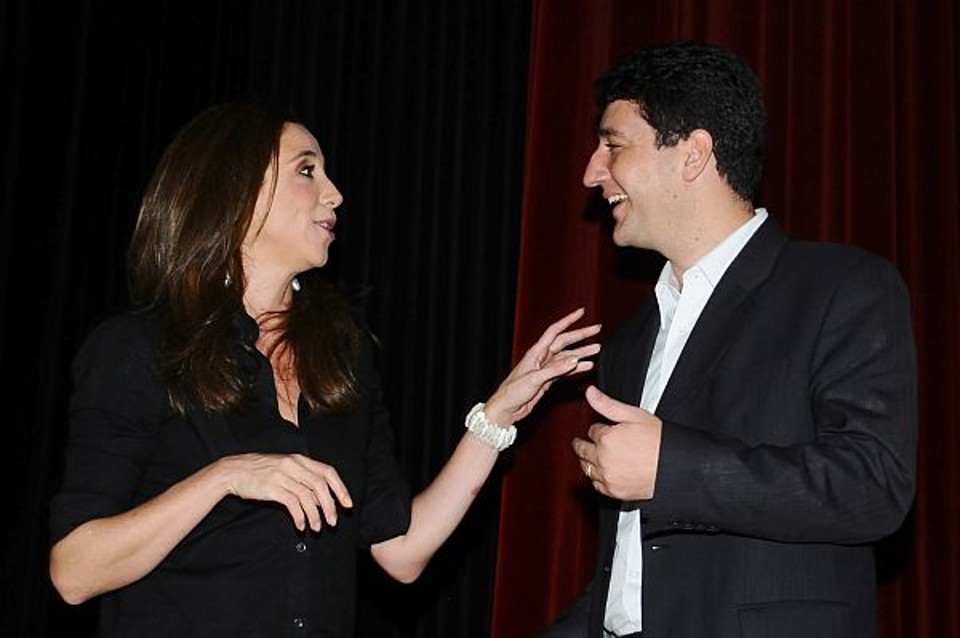 A atriz Marisa Orth e o vice-reitor da PUCPR, Paulo Mussi Augusto, trocam ideias sobre arte. Ela veio a Curitiba como madrinha do curso de Artes Cênicas da instituição para dar a aula inaugural, na quarta-feira | João Borges