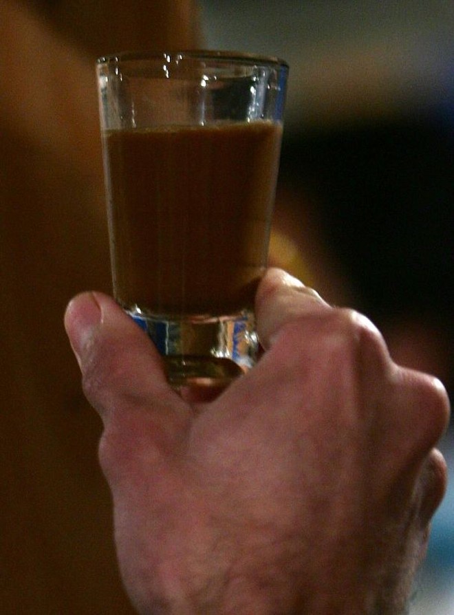 Mistura do cipó caapi e da folha chacrona, o uso do ayahuasca é permitido apenas nos cultos religiosos |