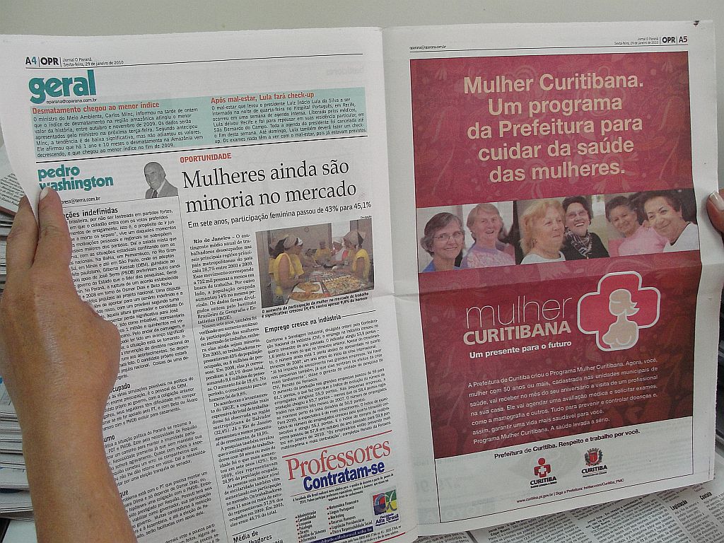 O jornal O Paraná, de Cascavel, de propriedade do deputado federal tucano Alfredo Kaefer, publicou anúncio de página inteira sobre o programa Mulher Curitibana, que é destinado exclusivamente a moradoras da capital paranaense | Luiz Carlos da Cruz/Gazeta do Povo