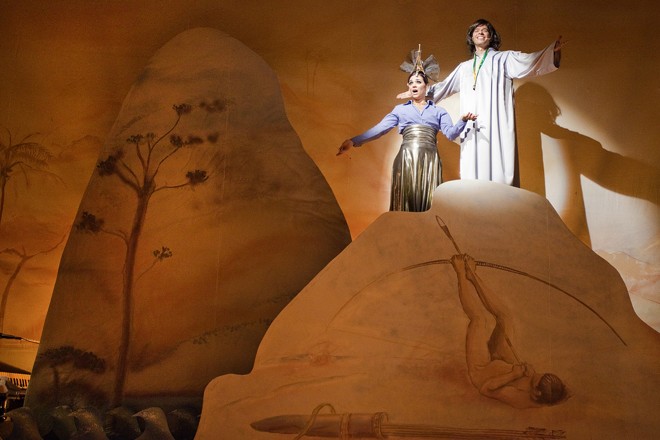 Atores em cena na peça