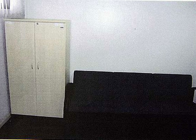 Imagem de sofá e armário na sala onde governador afastado está detido na PF | 