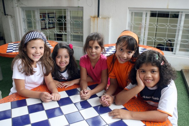 Ana Clara, Eduarda, Maria Eduarda, Helena e Maria Luísa: amigas inseparáveis desde os 2 anos de idade, elas chegaram a mudar de escola juntas | Hedeson Silva/Gazeta do Povo