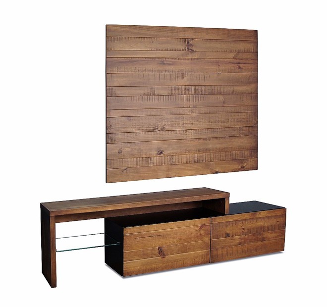 Rack Oregon, da catarinense Artefama. Painel em madeira maciça (R$ 425), rack com duas gavetas (R$ 470) e tampo em L móvel com prateleira de vidro (R$ 495) |