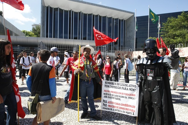 O bom-humor deu o tom ao protesto de estudantes e sindicalistas contra a corrupção na Assembleia | Marcelo Elias / Agência Gazeta do Povo de Notícias