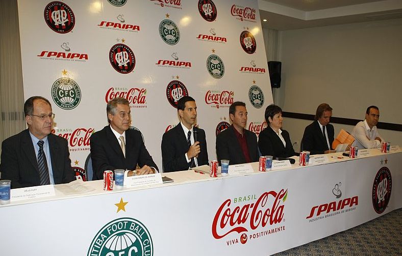 Parceria foi oficializada em entrevista coletiva na manhã desta segunda-feira. Na mesa estiveram, da direita para a esquerda: Hélio Cury (presidente da FPF), Vilson Ribeiro de Andrade (vice-presidente do Coritiba), Bruno Pietracci (diretor regional-sul da Coca-Cola), Rudimar Fedrigo (secretário de esportes de Curitiba), Neuri Pereira (superintendente de vendas e marketing da Spaipa), Paulo Cesar Verardi (diretor de marketing do Atlético) e Péricles de Souza (diretor comercial e de relacionamento do Atlético) | Aniele Nascimento / Agência de Notícias Gazeta do Povo
