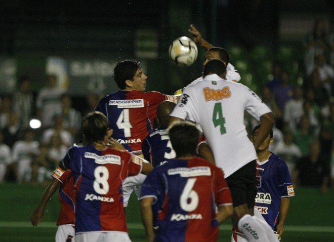 Jogo foi bem disputado e equipes abusaram das jogadas de bolas aéreas |