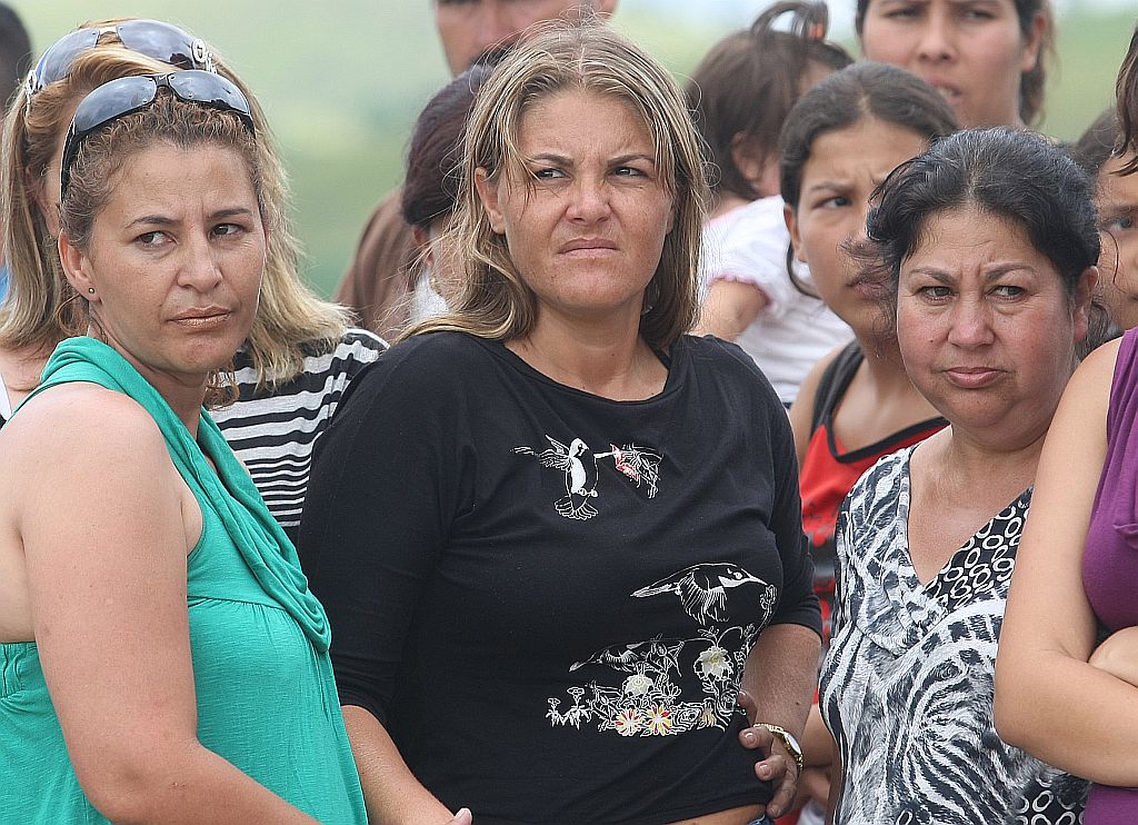 Josiane Portes de Barros (ao centro) foi solta nesta quinta-feira. Ela é acusada de encomendar o crime contra o marido | Jonathan Campos / Agência de Notícias Gazeta do Povo