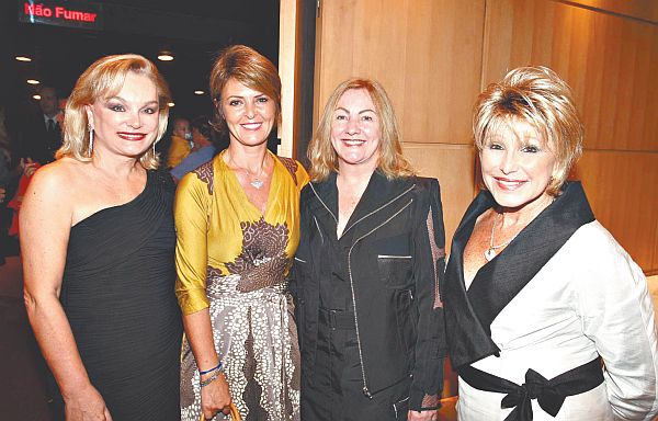 A primeira-dama Fernanda Richa (de vestido estampado) prestigiou a entrega do prêmio Mulher Destaque 2010, realizada na última terça-feira no Teatro Fernanda Montenegro. O evento foi promovido por várias entidades, entre elas a Associação de Mulheres de Negócios e Profissionais de Curitiba, presidida por Maria Inês Borges da Silveira (à esq.). Entre as homenageadas estavam a jornalista Nereide Michel e a empresária Maria Cecília de Leão Rosen mann (ambas à dir.) | Rogério Machado