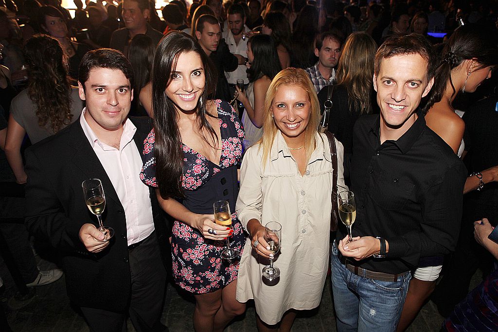 Os publicitários Claudemar Hernandes (à esq.) e Ana Paula Figueiredo (de roupa clara), a ex-Miss Paraná Kelly Baron e o diretor-presidente da Vinícola Campo Largo, Giorgeo Zanlorenzi (à dir.), no coquetel de lançamento do XXII Crystal Fashion, realizado na noite de segunda-feira, na Lique. No evento, foi lançado também o espumante Lunar Moscato, que integra a divisão de vinhos finos da vinícola paranaense | Rafael Danielewicz