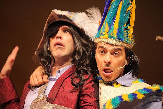 Esquetes cômicos sobre a situação política também estão na montagem |